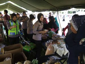 polwan aceh barat di bazar pasar murah 