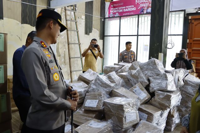 Polres Aceh Barat - Kapolres Aceh barat dan Forkopimda Kunjungi Gudang logistik Pemilu - Rabu 10 Jan 2024 (8)