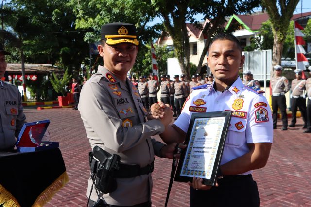 Kapolres Aceh Barat bagikan pengharggan kepada Dishub