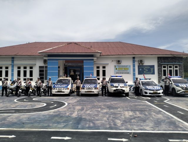 Satlantas Polres Aceh barat Pasang Bendera di kendaraan Dinas