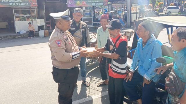 satlantas ACeh Barat bagi nasi Kotak