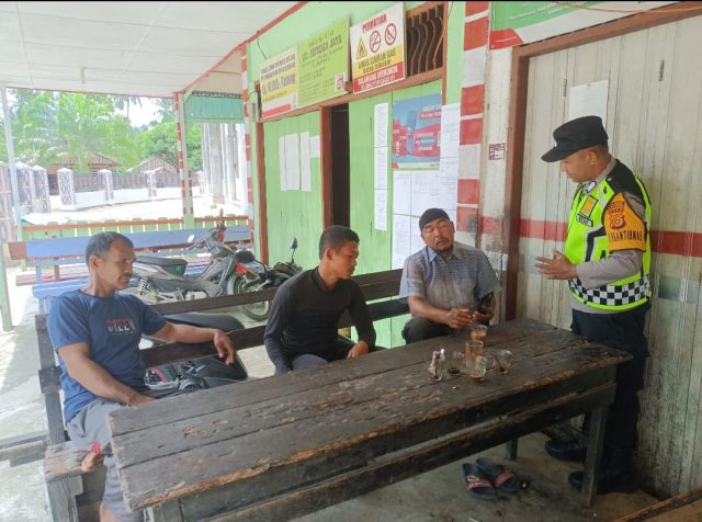 bhabinkamtibmas beri himbauan di woyla barat