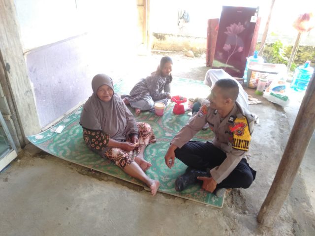 Beri Edukasi Berita Hoax, Bhabinkamtibmas Polsek Woyla Laksanakan Sambang Desa dan Cooling System
