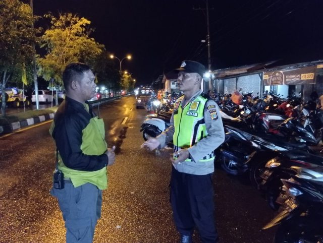 Patroli Malam hari, Petugas Polisi Sampaikan Imbauan Kamtibmas dan Pilkada Damai