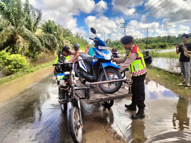 Polri dan TNI bantu warga melintasi banjir di Kecamatan Bubon