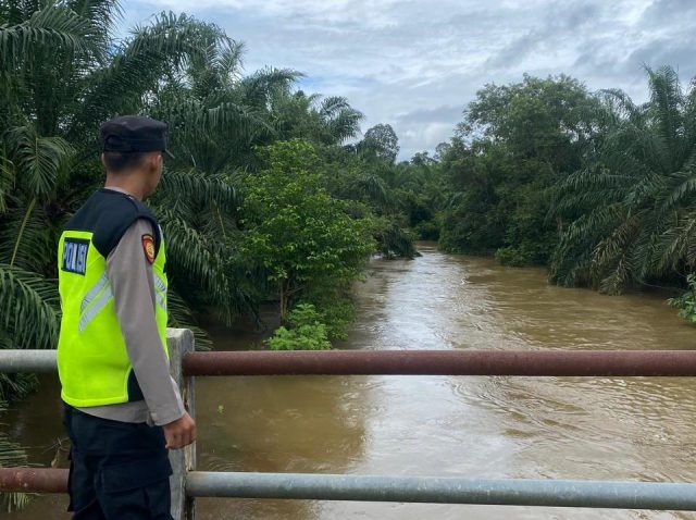 Curah Hujan Tinggi, Polres Aceh Barat Pantau Debit Sungai