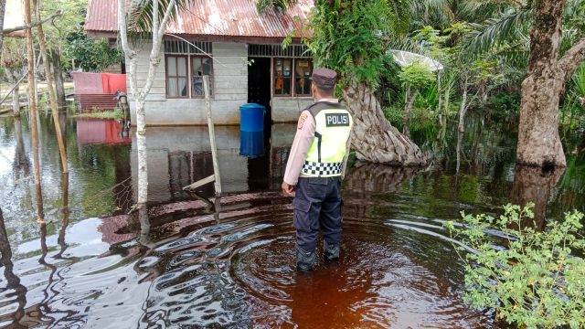 Polsek Arongan lambalek Lakukan Patroli di Permukiman Terdampak Banjir