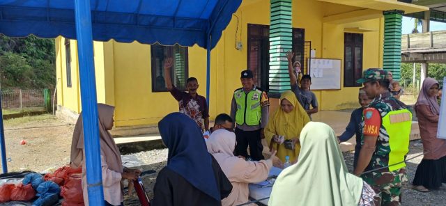 Polisi Monitoring dan Amankan Gelar Pangan Murah (GPM) di kecamatan Woyla Timur