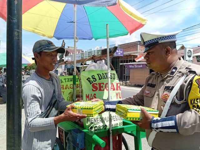 Wujud Kepedulian Terhadap Sesama, Sat antas Polres Aceh Barat Berbagi Nasi Kotak Kepada Warga