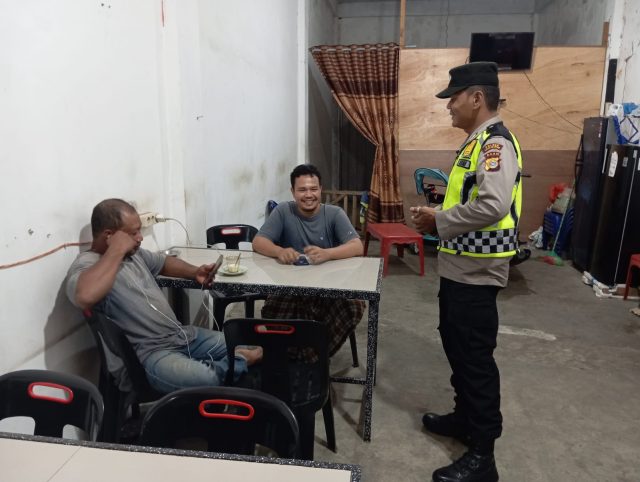 Patroli Malam Hari Polsek Meureubo Sambangi Warga, Beri Imbauan Kamtibmas Jelang Pilkada 2024