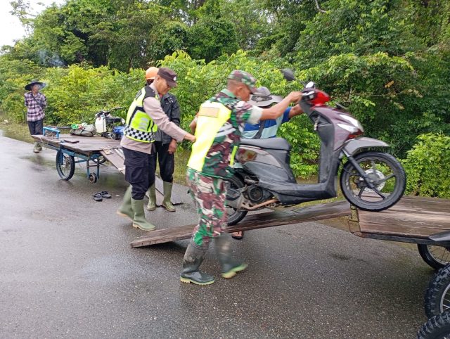 Monitoring Debit Air, TNI - Polri di Kecamatan Bubon Pantau Jalan Ateung Teupat