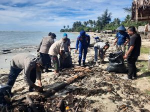 Satpolairud Polres Aceh Barat Gelar Aksi Bersih Pantai
