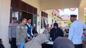 Polisi Kawal Penyaluran Zakat dan Sedekah Baitul Mal Aceh Barat untuk Warga Samatiga