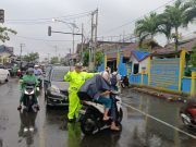 Pelayanan Prima, Satlantas Polres Aceh Barat Tetap Berikan Pengaturan Lalu Lintas di Tengah Cuaca Hujan
