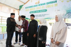 Hari Raya Idul Adha 1447 H, Kapolres Aceh Barat Salurkan Daging Kurban kepada Warga