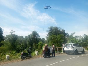 Personel Polsek Bubon Amankan Lokasi Pengambilan Air Helikopter BNPB untuk Penanganan Karhutla