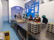 Bhabinkamtibmas Polsek Woyla Timur Sambangi Dapur MBG, Pastikan Standar Kebersihan dan Gizi Terjaga