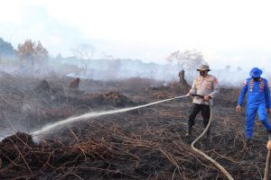 Kapolres Aceh Barat Pimpin Pemadaman Lanjutan Kebakaran Lahan Gambut, Imbau Warga Tak Membakar Lahan