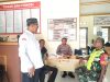 Polsek Samatiga Sambangi Kantor Desa, Sampaikan Pesan Kamtibmas kepada Aparatur Gampong