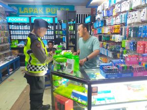 Patroli Malam, Polsek Woyla Barat Perkuat Harkamtibmas dan Jalin Kedekatan dengan Masyarakat