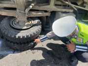 Diduga Akibat Ban Pecah, Dump Truck Terbalik di Jalur Meulaboh–Banda Aceh