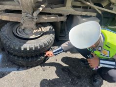 Diduga Akibat Ban Pecah, Dump Truck Terbalik di Jalur Meulaboh–Banda Aceh