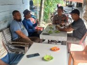 Ngopi Bersama Warga, Bhabinkamtibmas Polsek Woyla Timur Sampaikan Pesan Kamtibmas dan Bahaya Karhutla