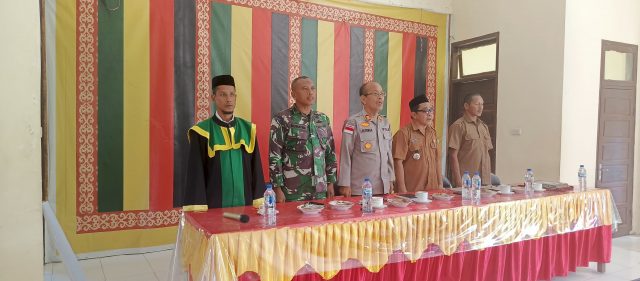 Keterangan foto: Kapolsek Woyla AKP I. Ritonga menghadiri pelantikan anggota Tuha Peut di Kecamatan Woyla, Selasa (21/7/2026).
