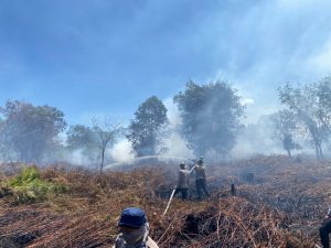 Polres Aceh Barat Terus Lakukan Pendinginan Lahan Pascakebakaran di Samatiga untuk Cegah Titik Api Muncul Kembali