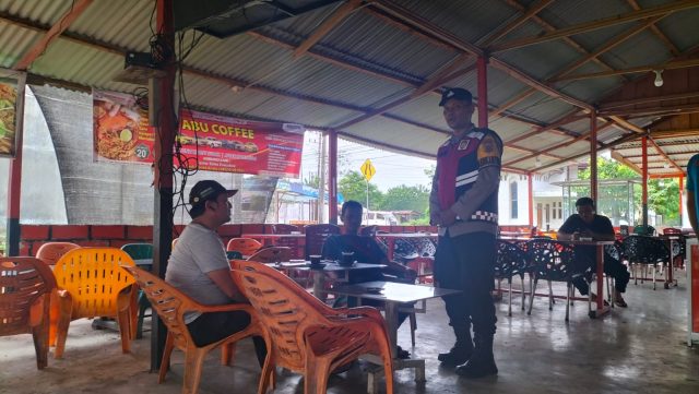 Personel Polsek Meureubo berdialog dengan warga saat patroli dialogis guna menyerap aspirasi dan memperkuat kamtibmas di Kecamatan Meureubo, Selasa (21/7/2026).
