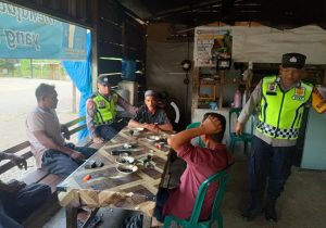 Sambangi Warga di Warung Kopi, Polsek Woyla Barat Perkuat Sinergi Jaga Kamtibmas Tetap Kondusif