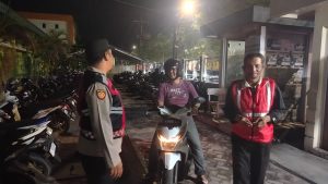 Sambangi Permukiman Warga pada Malam Hari, Polsek Johan Pahlawan Pastikan Situasi Tetap Aman dan Kondusif