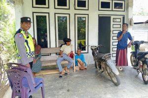 Polsek Woyla Timur Perkuat Keamanan Lingkungan Melalui Patroli Dialogis Door to Door