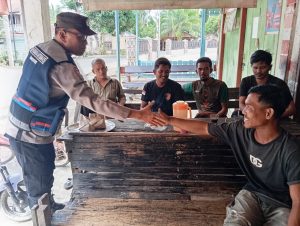 Warga Berkumpul di Gampong Karak, Polsek Woyla Barat Perkuat Kedekatan Melalui Sambang Humanis
