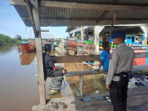 Sambangi Nelayan Panggong, Sat Polairud Polres Aceh Barat Ingatkan Keselamatan Melaut dan Penangkapan Ikan Ramah Lingkungan