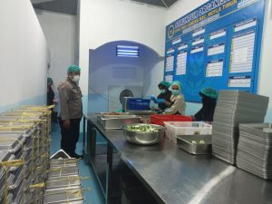 Pastikan Program MBG Berjalan Optimal, Bhabinkamtibmas Polsek Woyla Timur Laksanakan Pengawasan Dapur SPPG