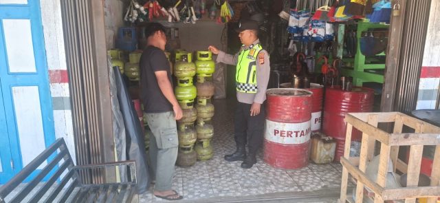 monitoring harga kebutuhan pokok dengan menyambangi para pedagang di Pasar Tradisional Gampong Layung, Kecamatan Bubon, Kabupaten Aceh Barat, Senin (13/7/2026).