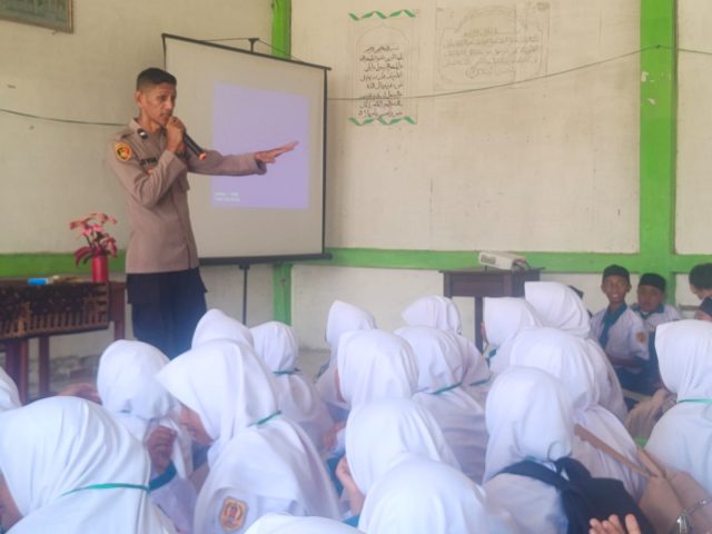 sosialisasi tentang bahaya penyalahgunaan narkoba, kenakalan remaja, bullying, dan tertib berlalu lintas kepada para siswa baru MTsN 2 Aceh Barat, Senin (13/7/2026).