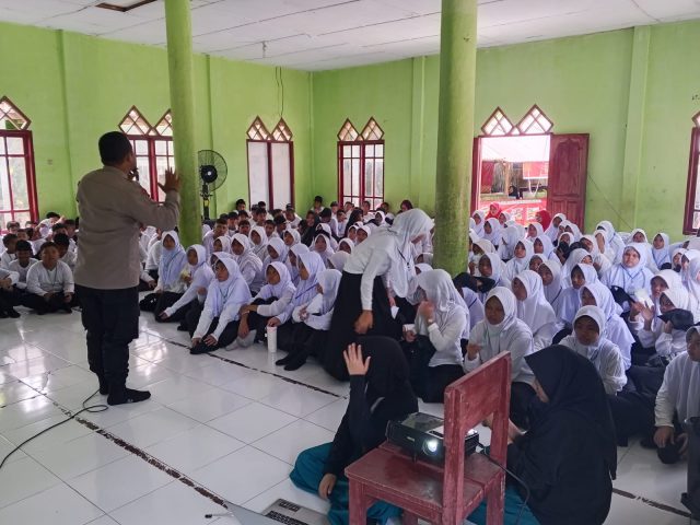 Satuan Pembinaan Masyarakat (Satbinmas) Polres Aceh Barat terus mengintensifkan upaya pencegahan penyalahgunaan narkoba di kalangan pelajar. Selasa (14/7/2026).