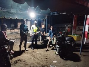 Patroli Malam di Gampong Seumantok, Polsek Pante Ceureumen Ajak Warga Bersama Jaga Kamtibmas