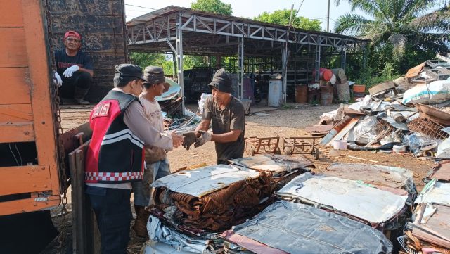 sambang salah satu usaha pengepul barang rongsokan di wilayah Kecamatan Meureubo, Kabupaten Aceh Barat, Senin (20/7/2026).