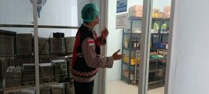 Bukan Sekadar Pengamanan, Polsek Johan Pahlawan Hadir Awasi Kebersihan Dapur SPPG untuk Masyarakat