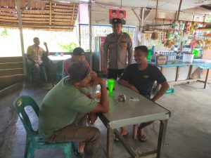 Warung Kopi Jadi Titik Patroli, Polsek Arongan Lambalek Ajak Warga Cegah Gangguan Kamtibmas