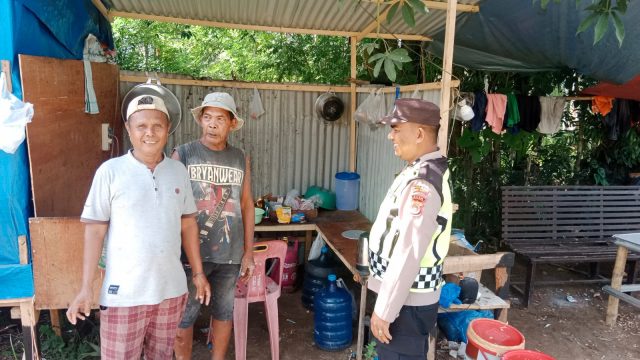 Personel Polsek Arongan Lambalek melaksanakan patroli dialogis di Gampong Drien Rampak, Kecamatan Arongan Lambalek, Aceh Barat, Sabtu (25/7/2026). Dok. Polres Aceh Barat.