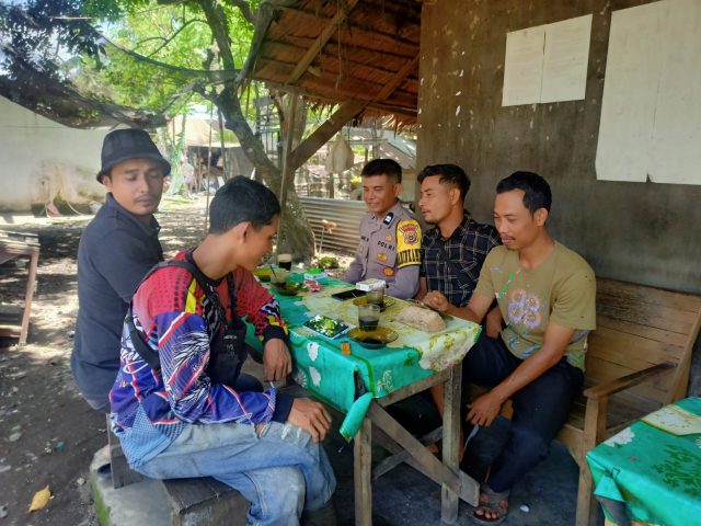 Personel Polsek Samatiga melaksanakan patroli dialogis di Gampong Cot Pluh, Kecamatan Samatiga, Aceh Barat, Sabtu (25/7/2026). Dok. Polres Aceh Barat.