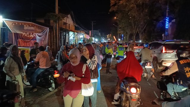 Personel Satlantas Polres Aceh Barat melaksanakan patroli antisipasi balap liar di Kecamatan Johan Pahlawan, Aceh Barat, Minggu (26/7/2026). Dok. Polres Aceh Barat.