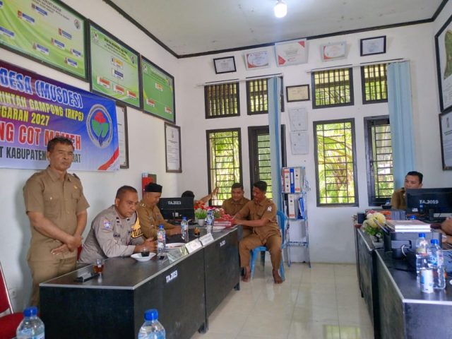 Bhabinkamtibmas Polsek Woyla Barat menghadiri Musrenbangdes dan Rembuk Stunting di Gampong Blang Cot Mameh, Kecamatan Woyla Barat, Aceh Barat, Senin (27/7/2026). Dok. Polres Aceh Barat.