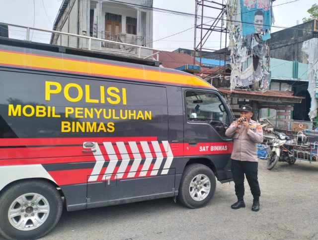 Personel Sat Binmas Polres Aceh Barat melaksanakan penyuluhan keliling menggunakan Mobil Binmas di Desa Rundeng dan Pasar Bina Usaha, Kecamatan Johan Pahlawan, Aceh Barat, Rabu (29/7/2026). Dok. Polres Aceh Barat.