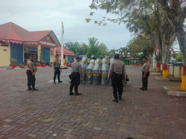 Personel Sat Samapta Polres Aceh Barat mengikuti latihan Dalmas Lanjut di halaman Mapolres Aceh Barat untuk meningkatkan kesiapsiagaan personel, Rabu (29/7/2026). Dok. Polres Aceh Barat.