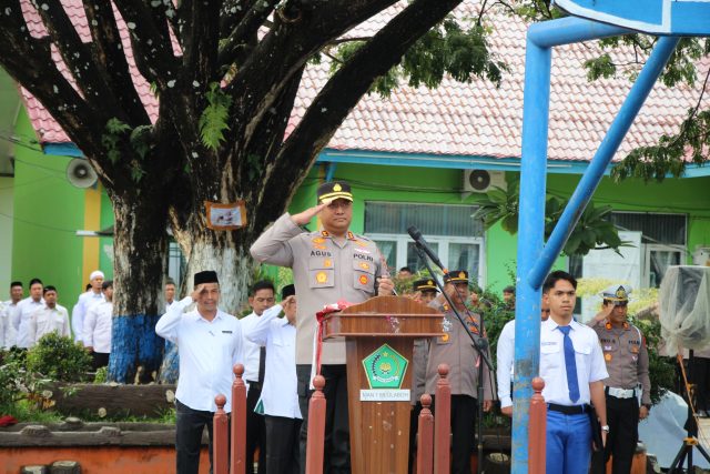 Kapolres Aceh Barat AKBP Agus Sulistianto, S.H., S.I.K., saat memberikan arahan kepada pelajar MAN 1 Aceh Barat dalam program Goes to School, Senin (24/8/2026). Dok. Polres Aceh Barat